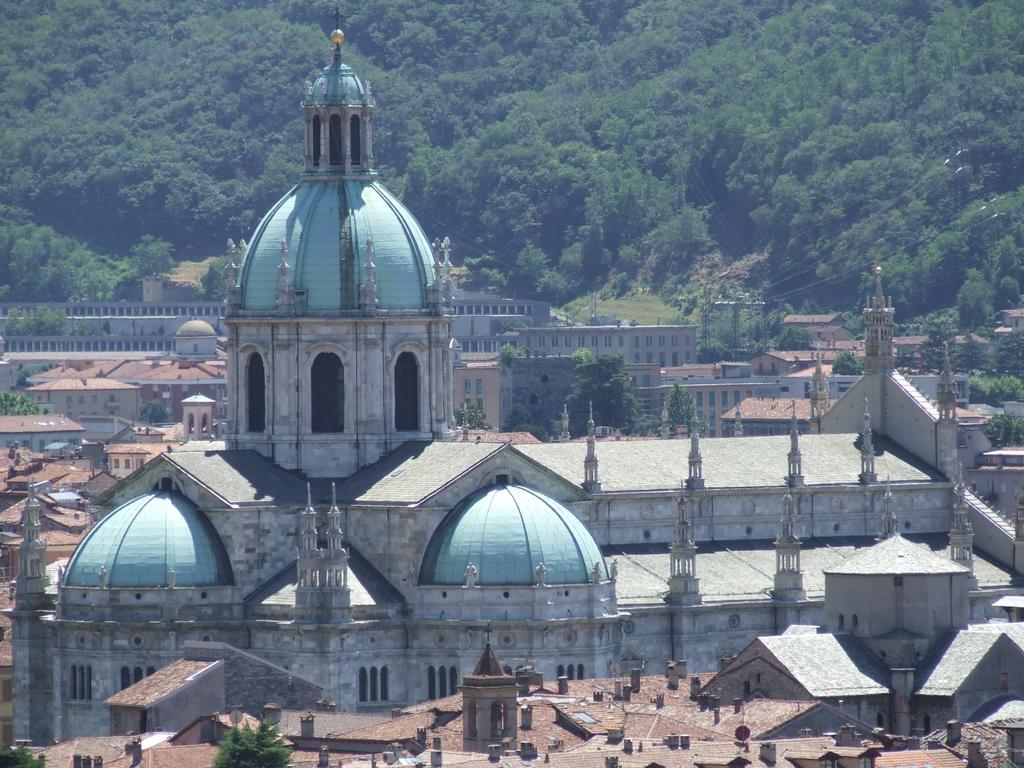 Victoria Hotels Carso Camnago Volta Екстериор снимка